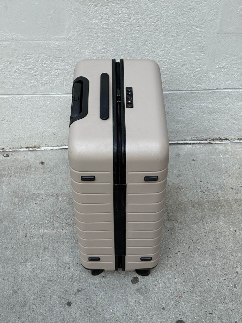 Away Bigger Carry-On Spinner Hardshell Suitcase - Picture 3 of 7